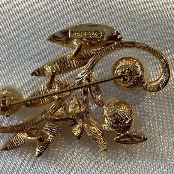 Stunning Napier Vintage Faux Pearl And Brushed Gold Tone Leaf Brooch - Picture 3 of 5
